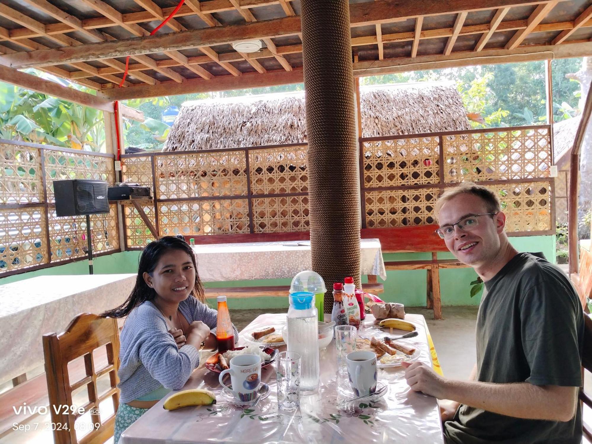 Lhoyjean Garden Hostel Batuan Exterior photo