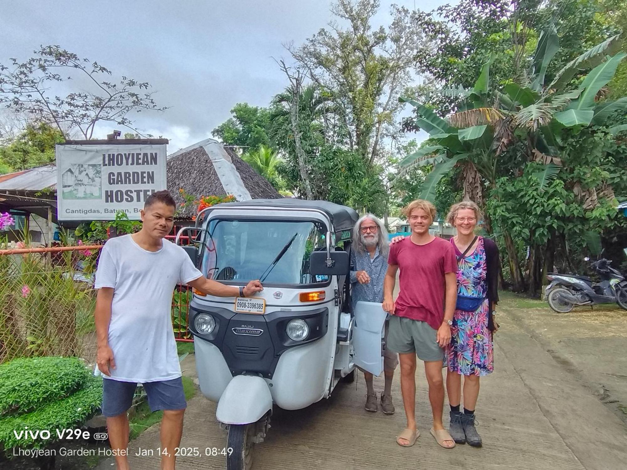 Lhoyjean Garden Hostel Batuan Exterior photo