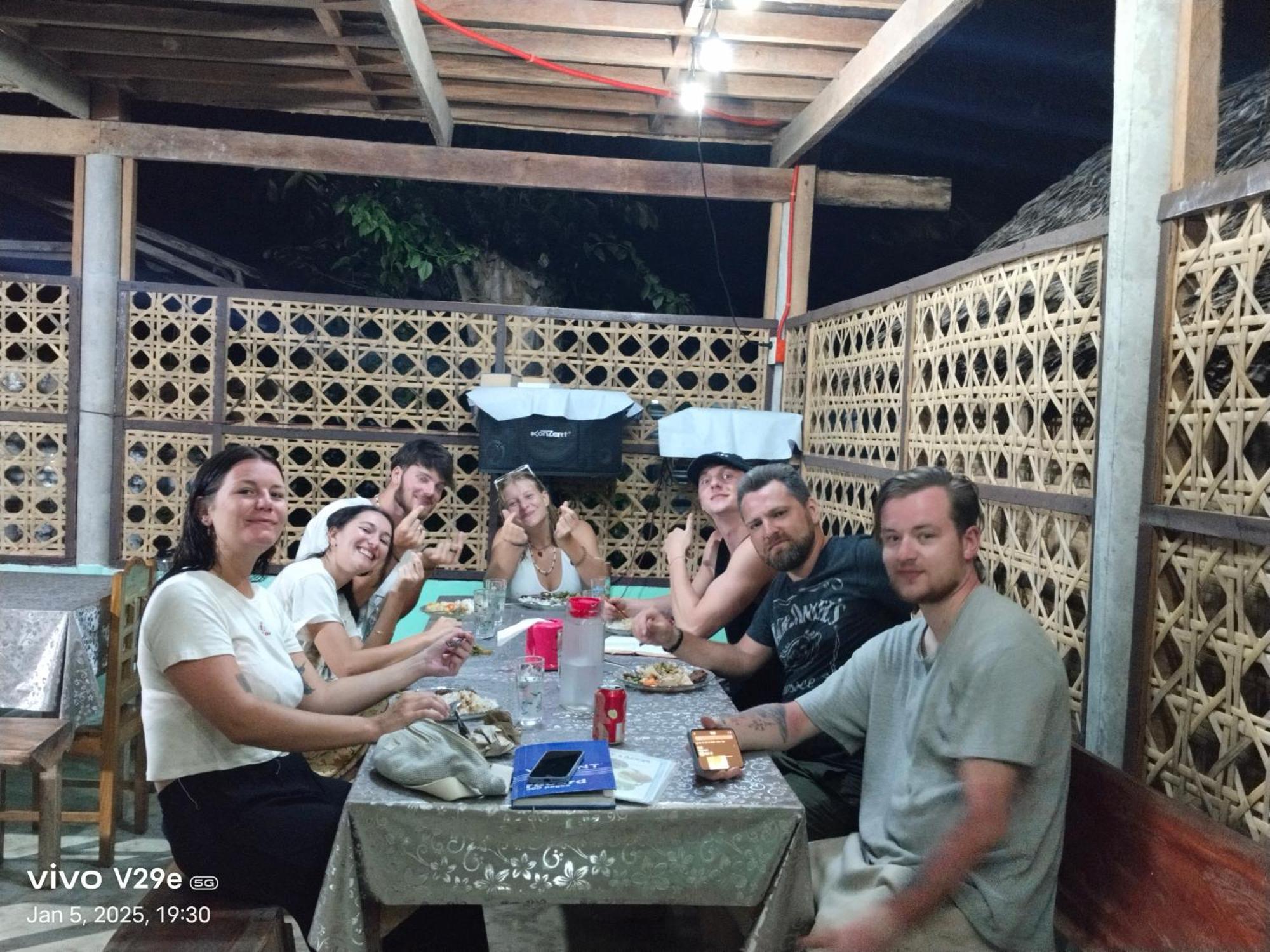 Lhoyjean Garden Hostel Batuan Exterior photo